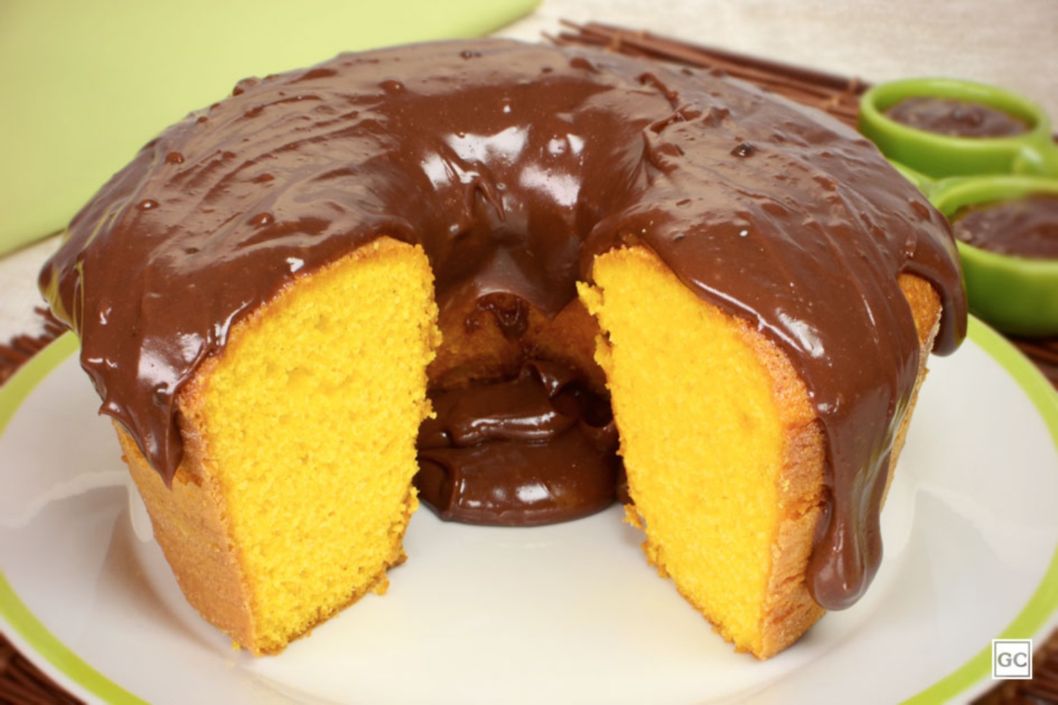 Bolo de Cenoura com Cobertura de Chocolate artesanal Quero Bolo!