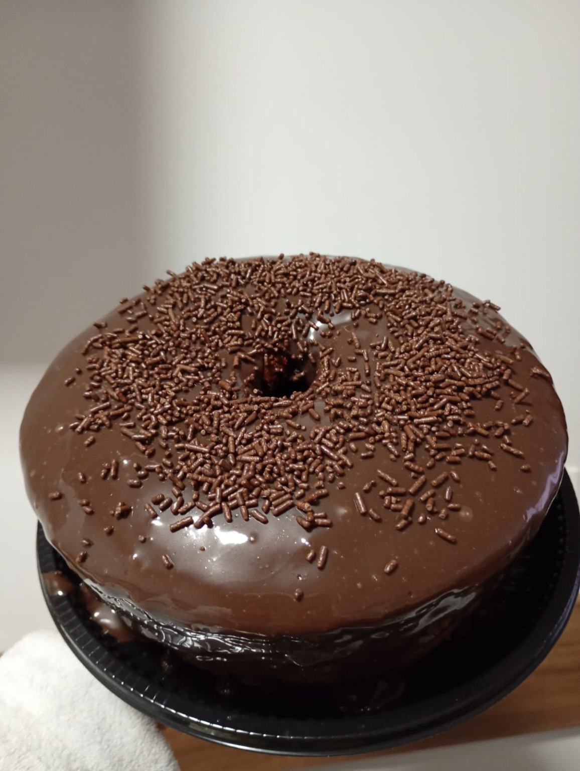 Bolo de chocolate com cobertura e granulado