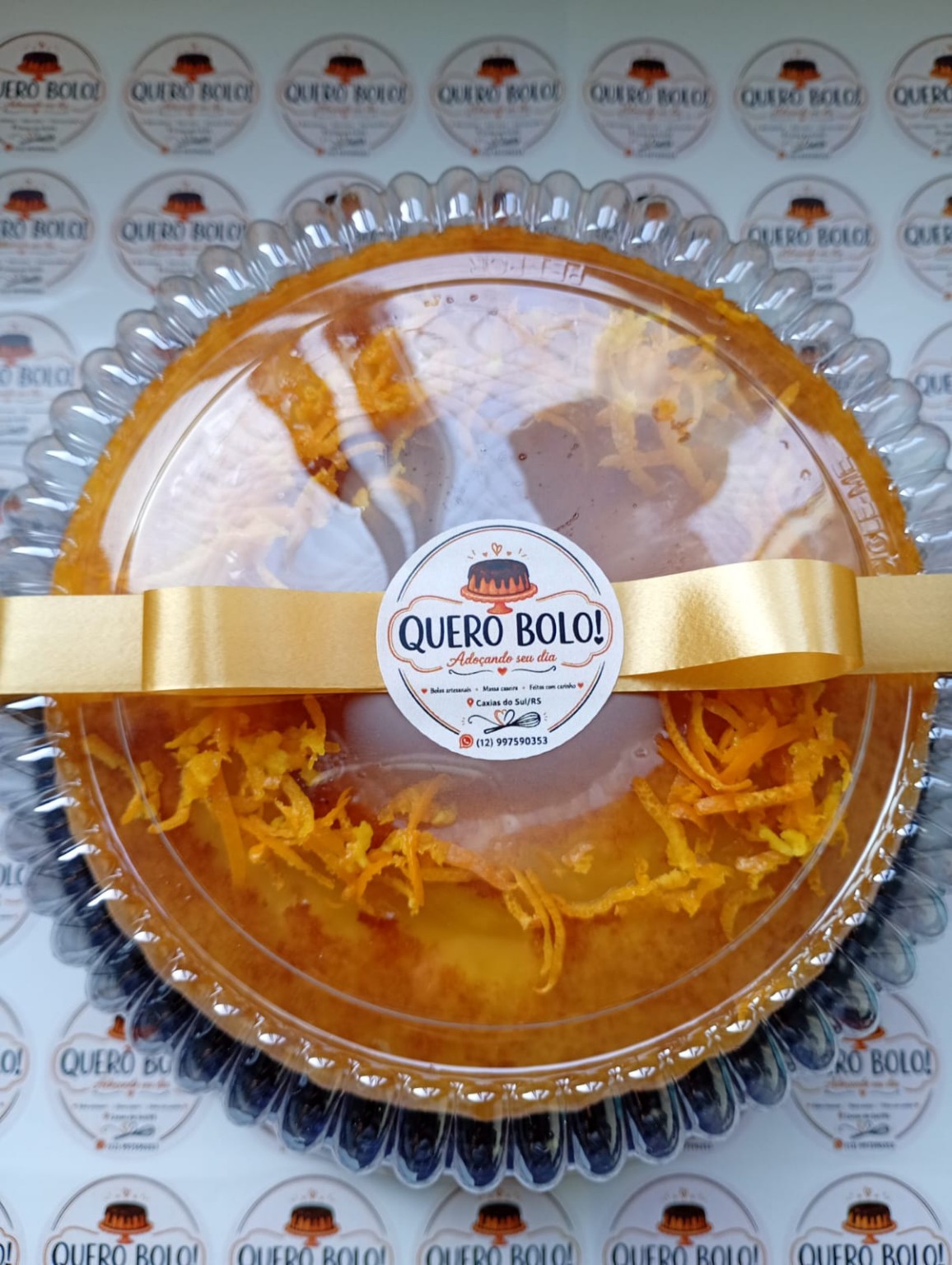 Bolo de laranja embalado com identidade da Quero Bolo